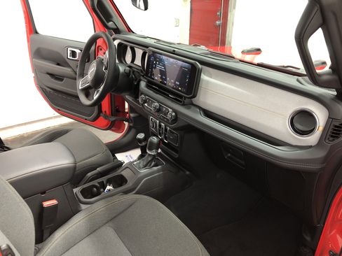 Certified 2025 Jeep Wrangler Sahara w/ Safety Group image 15