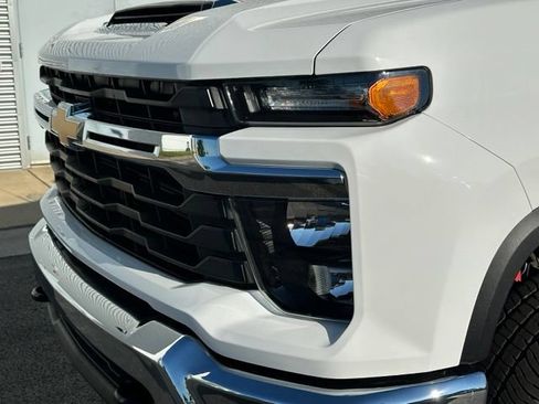 Used 2025 Chevrolet Silverado 2500 LT AWD/4WD image 9