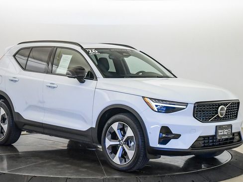 Certified 2026 Volvo XC40 B5 Plus AWD/4WD image 6