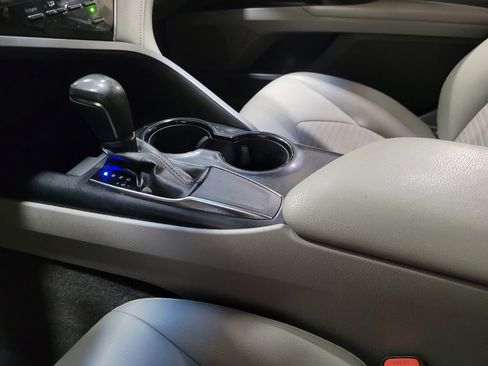 Used 2018 Toyota Camry SE w/ Convenience Package FWD image 26