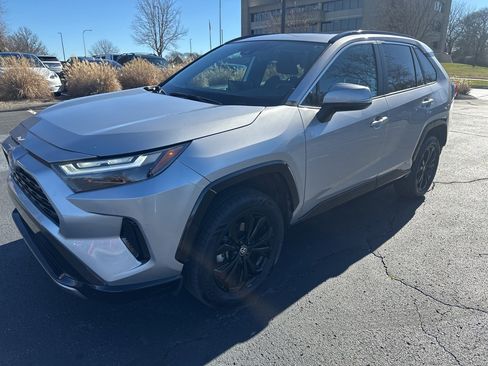 Used 2022 Toyota RAV4 SE image 1