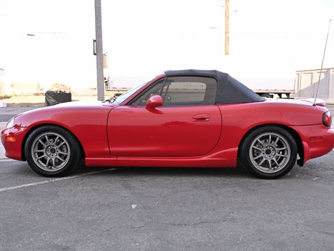 Used 2001 MAZDA MX-5 Miata RWD image 4