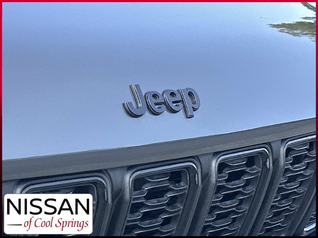 Used 2024 Jeep Grand Cherokee Limited w/ Black Appearance Package AWD/4WD image 10