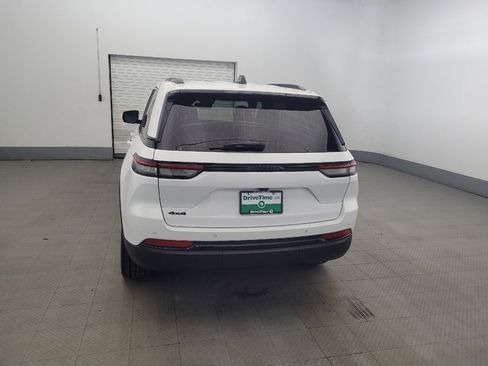 Used 2023 Jeep Grand Cherokee Altitude AWD/4WD image 6