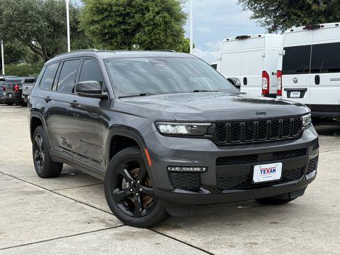 Used 2023 Jeep Grand Cherokee L Limited w/ Black Appearance Package AWD/4WD image 2