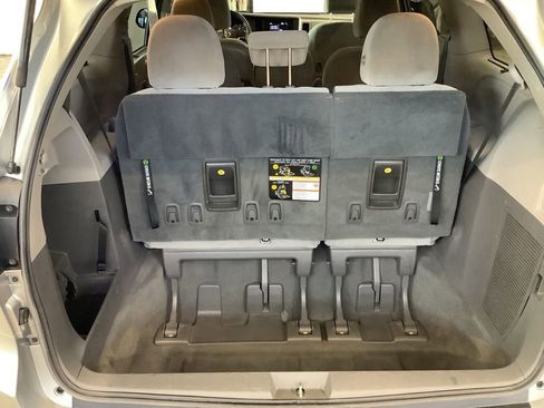 Used 2019 Toyota Sienna LE FWD image 18
