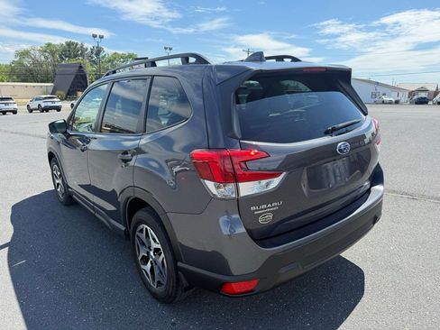Used 2023 Subaru Forester Premium image 3