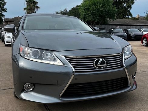 Used 2014 Lexus ES 350 w/ Luxury Package FWD image 3
