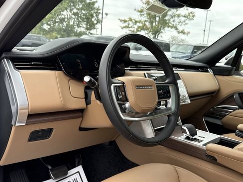 New 2025 Land Rover Range Rover Long Wheelbase SE image 10