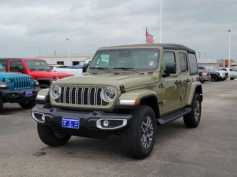 Used 2026 Jeep Wrangler Unlimited Sahara AWD/4WD image 2