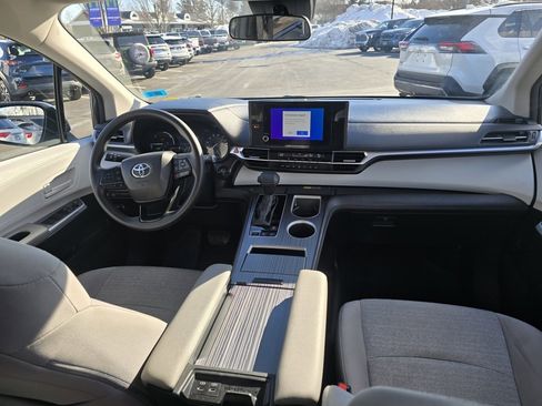 Used 2025 Toyota Sienna LE image 14