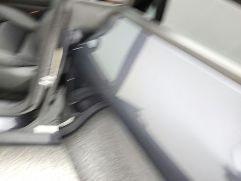 Used 2025 Tesla Model Y Long Range RWD image 13