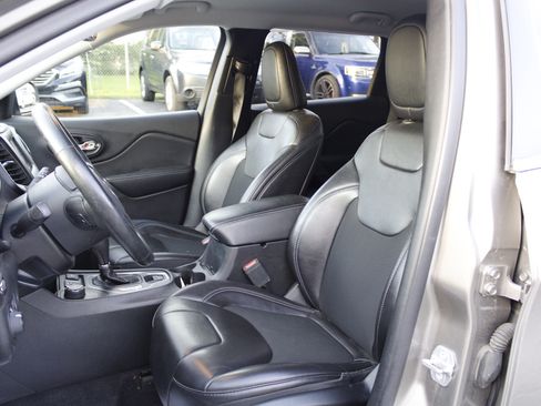 Used 2019 Jeep Cherokee Latitude Plus w/ Comfort/Convenience Group AWD/4WD image 11