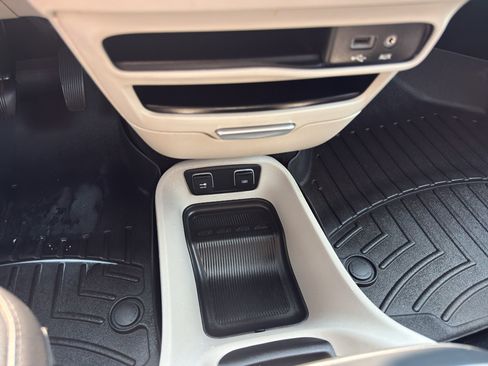Used 2018 Chrysler Pacifica Touring-L w/ Tire & Wheel Group FWD image 19