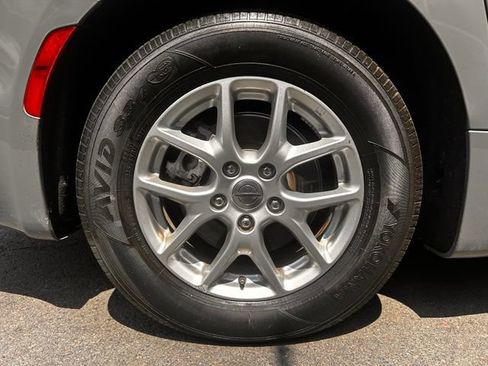 Used 2023 Chrysler Pacifica Touring-L FWD image 36