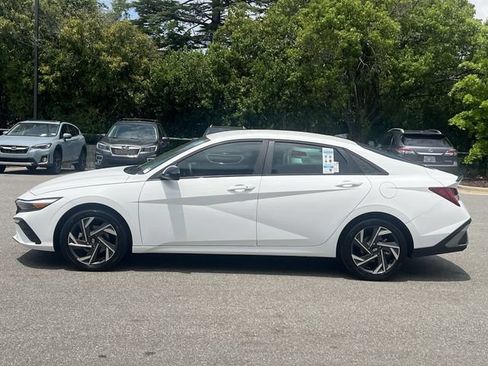 Certified 2025 Hyundai Elantra SEL FWD image 10