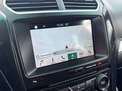 Used 2017 Ford Explorer XLT w/ Equipment Group 202A AWD/4WD image 40