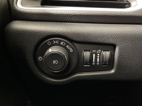 Used 2024 Chrysler Pacifica Select image 30