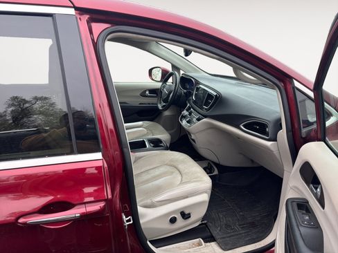 Used 2018 Chrysler Pacifica Touring-L Plus w/ Advanced Safetytec Group FWD image 14