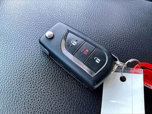 Used 2021 Toyota RAV4 LE image 32