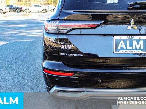 Used 2025 Mitsubishi Outlander SE image 13