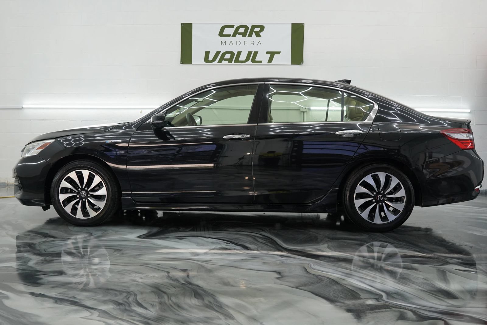 Used 2017 Honda Accord Touring image 2