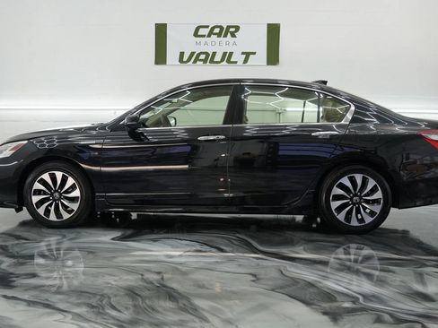 Used 2017 Honda Accord Touring image 2