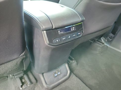 Used 2022 Toyota Highlander LE FWD image 12