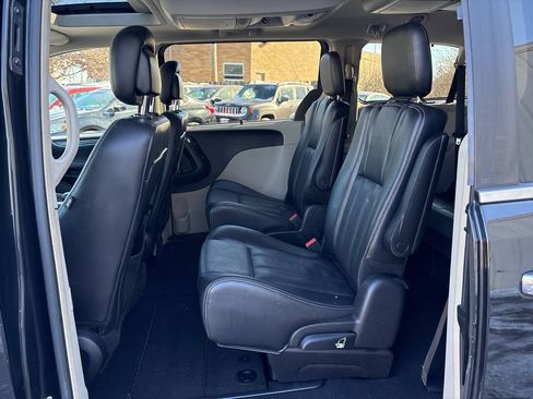Used 2013 Chrysler Town & Country Touring-L w/ Entertainment Group #2 FWD image 26