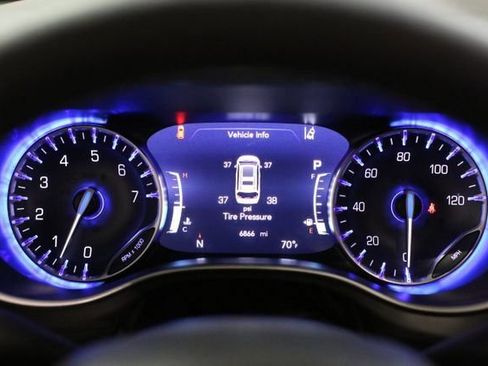 Used 2025 Chrysler Pacifica Select image 20