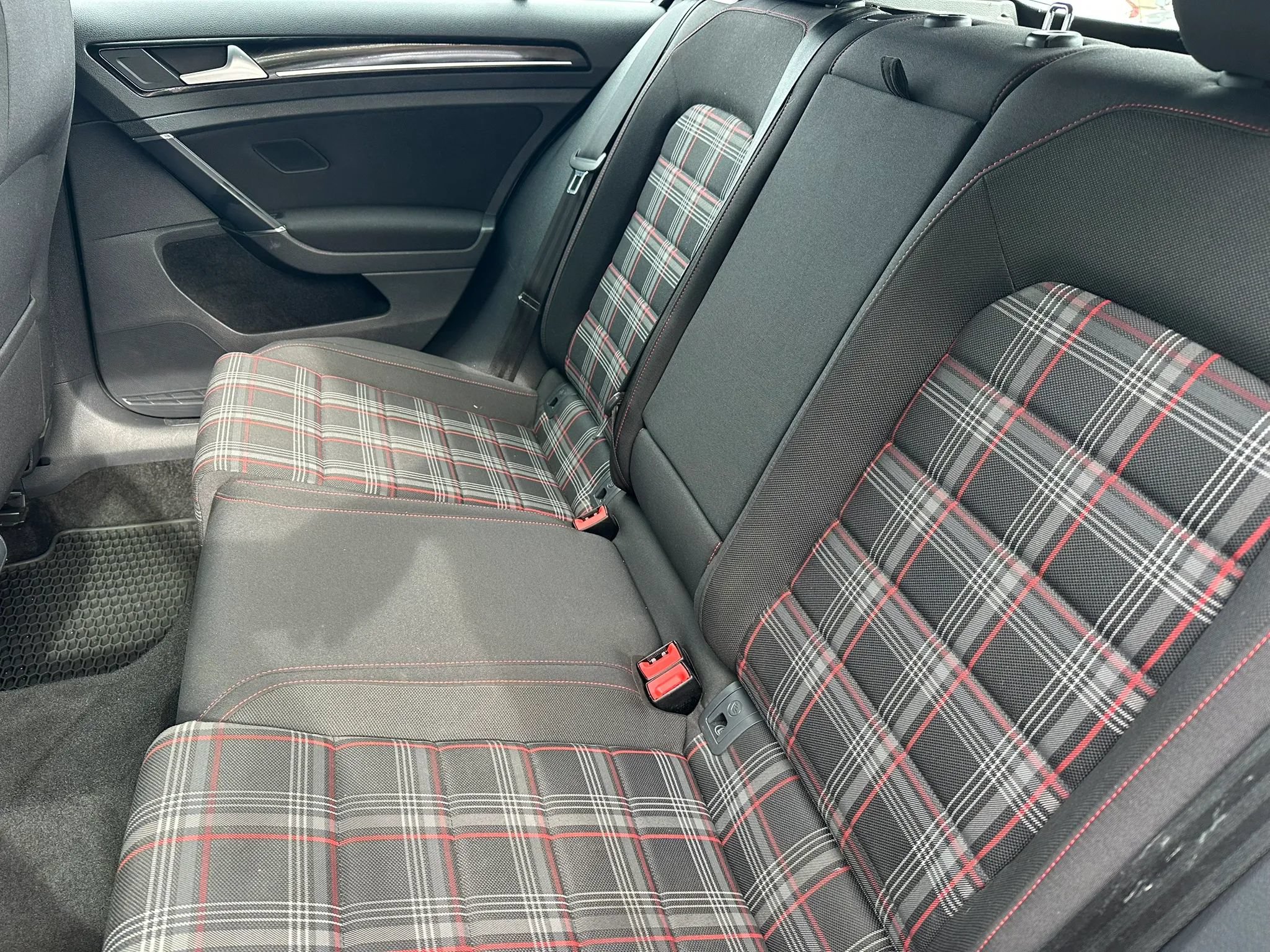 Used 2015 Volkswagen Golf 4-Door FWD image 12