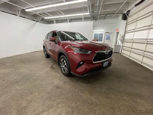 Used 2023 Toyota Highlander XLE image 8