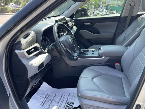 Used 2023 Toyota Highlander XLE FWD image 11
