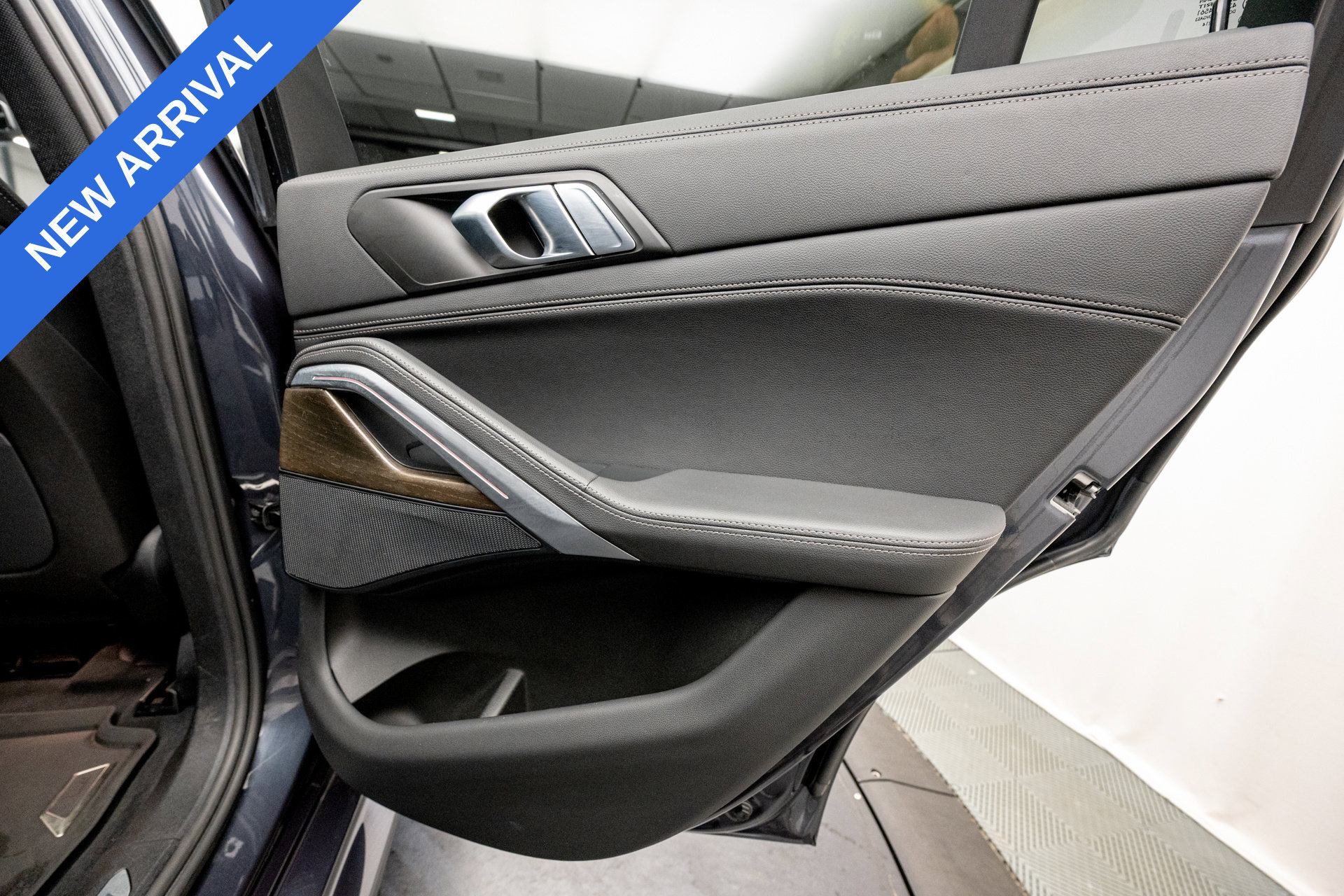 Used 2022 BMW X6 xDrive40i w/ M Sport Package AWD/4WD image 28