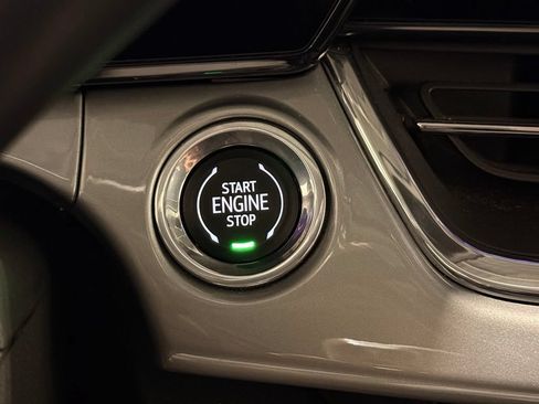 Used 2025 Chevrolet Trax LT w/ LT Convenience Package FWD image 19