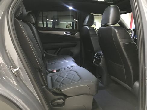 Used 2024 Volkswagen Atlas Cross Sport SE w/ Panoramic Sunroof Package FWD image 12