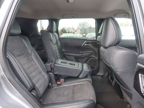 Used 2022 Mitsubishi Outlander SE image 16