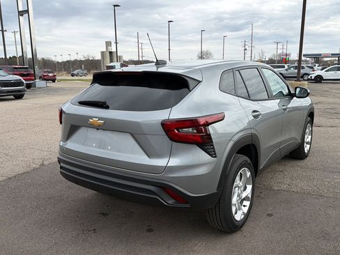 Used 2024 Chevrolet Trax LS w/ LS Convenience Package image 4