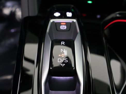 Used 2025 Audi Q5 Premium w/ Convenience Package image 4