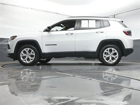 Used 2024 Jeep Compass Latitude image 33