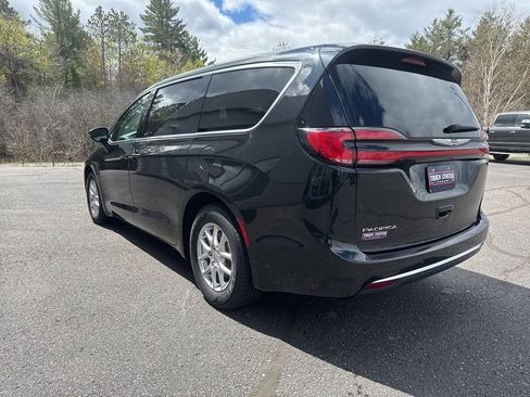 Used 2023 Chrysler Pacifica Touring-L FWD image 8
