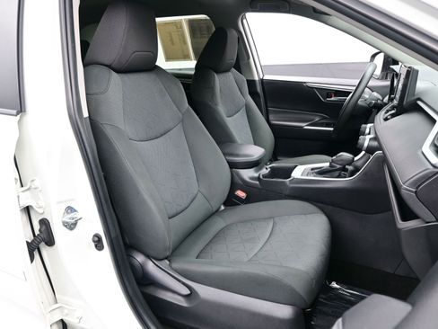 Used 2022 Toyota RAV4 XLE image 14