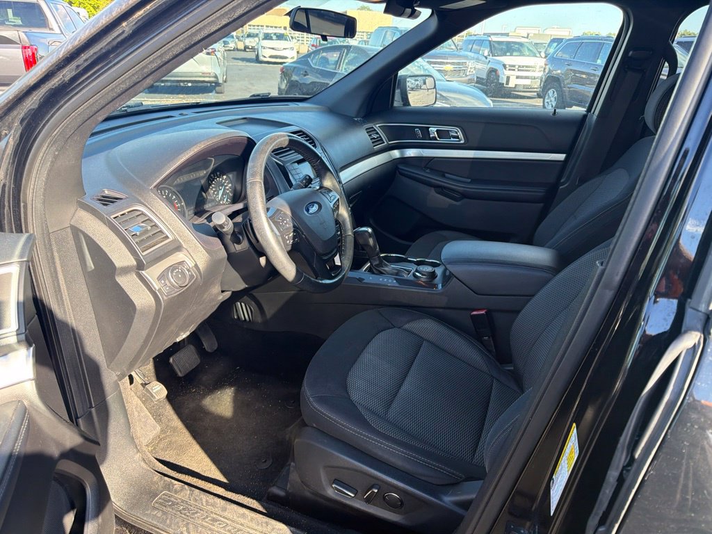 Used 2017 Ford Explorer XLT AWD/4WD image 10