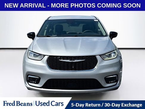 Used 2024 Chrysler Pacifica Touring-L FWD image 2