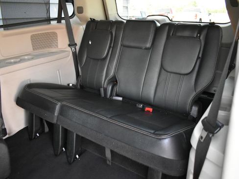 Used 2014 Chrysler Town & Country Touring-L w/ Driver Convenience Group FWD image 27