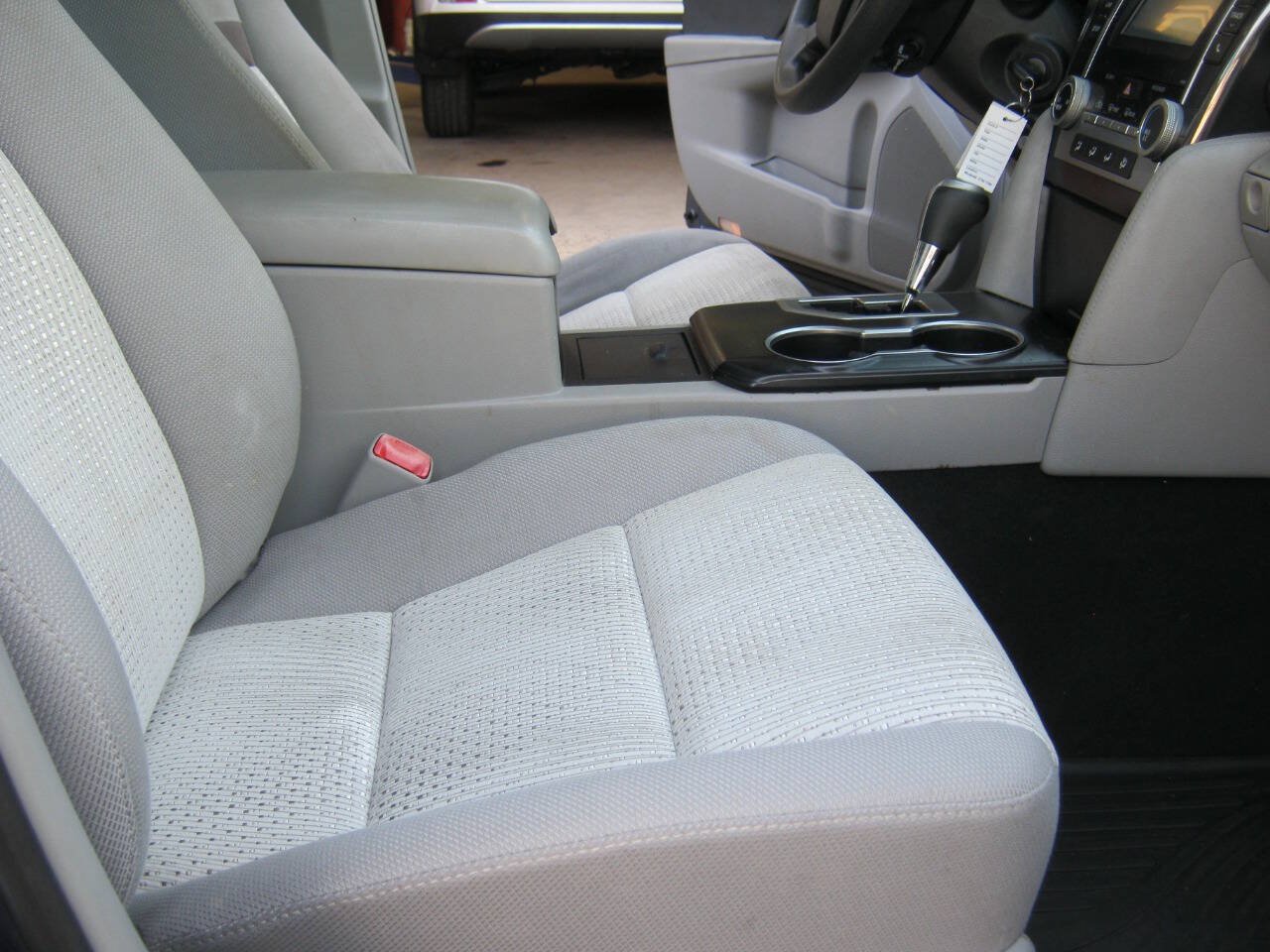 Used 2014 Toyota Camry LE FWD image 9