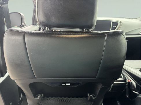 Used 2025 Chrysler Pacifica Select image 14
