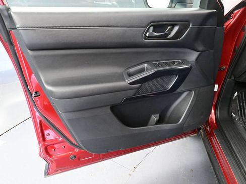 Used 2025 Nissan Pathfinder SV FWD image 18