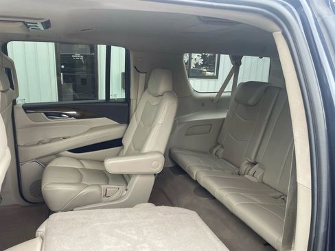 Used 2019 Cadillac Escalade ESV Luxury image 21
