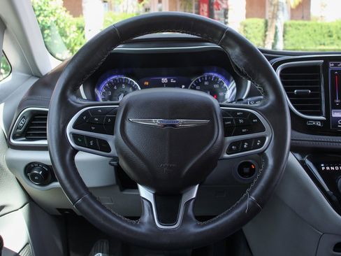 Used 2021 Chrysler Pacifica Touring w/ Uconnect Theater Family Group image 23